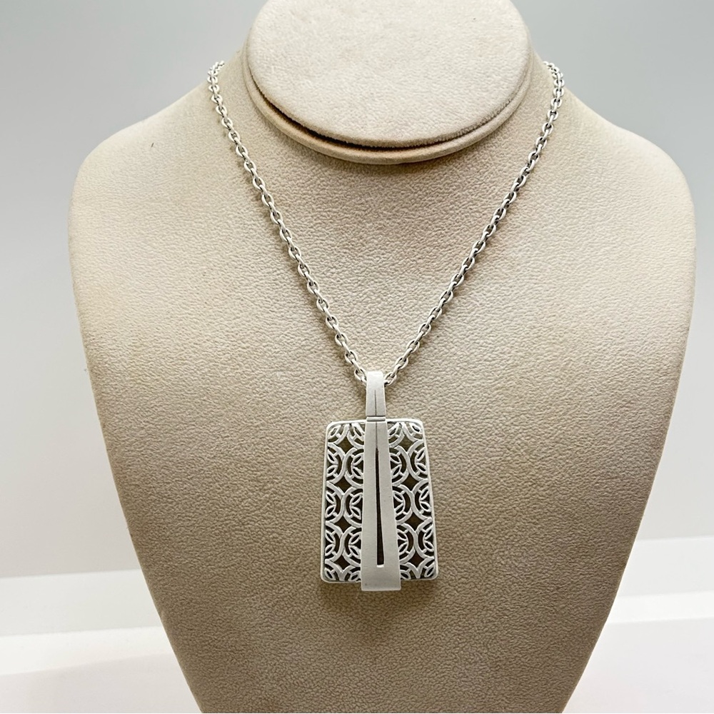 Vintage Enamel White 70’s Filigree Pendant Necklace - Picture 3 of 6